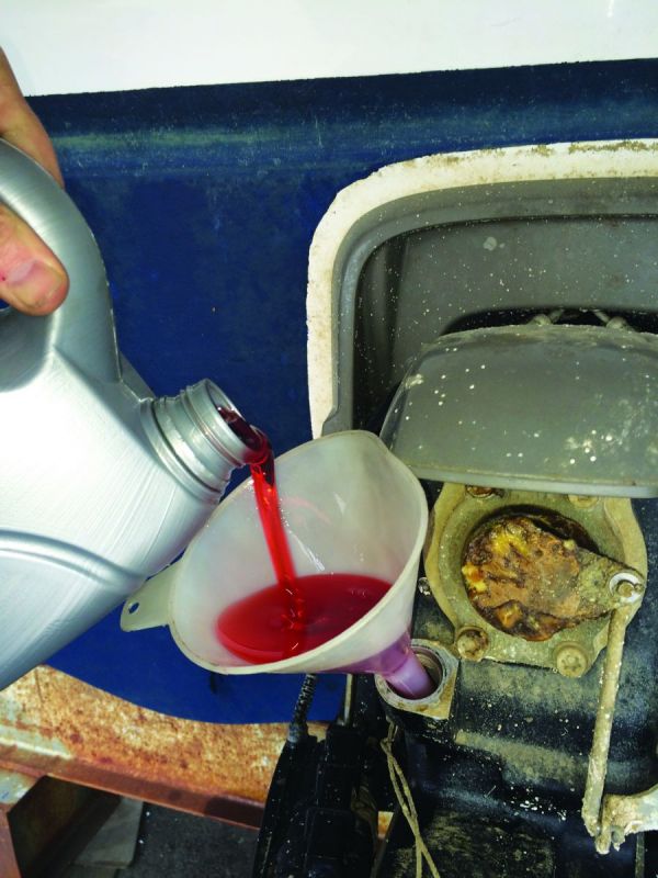 Vetolaitteen &ouml;ljynvaihto Varmista voitelu - Näin se tehdään - Totalvene.fi