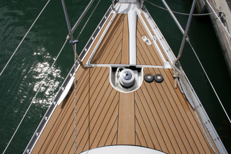 Synteettiset kansipinnoitemateriaalit Aidon tiikin korvaajat - Näin se toimii - Totalvene.fi