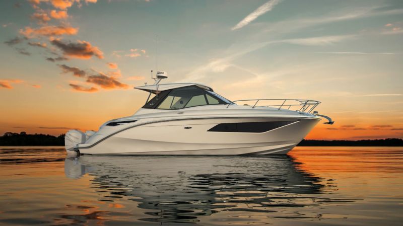 Sea Ray Sundancer 320 Coupe Outboard (2020&ndash;) &ndash; Lis&auml;&auml; lasia - Ensiesittely - Totalvene.fi
