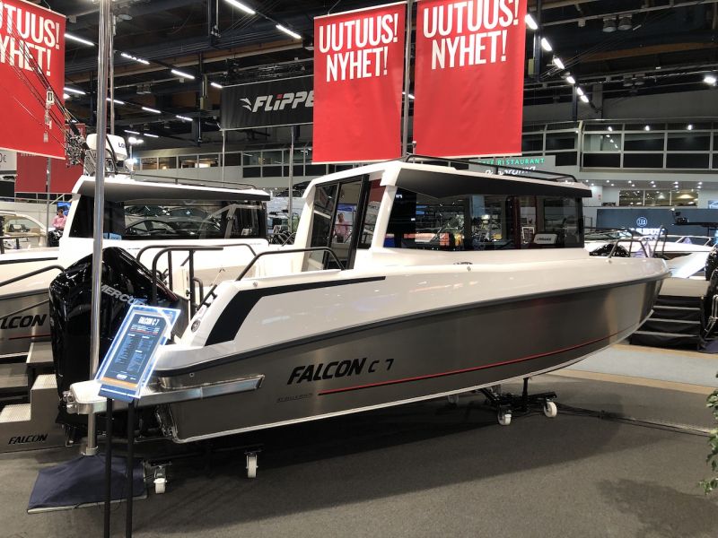 Falcon C 7 ja tuotep&auml;&auml;llikk&ouml; Janne M&auml;kel&auml; Bella-Veneet Oy:st&auml; Totalveneen Messiss&auml;  Vene 2019 Venemessuilla. - Video - Totalvene.fi