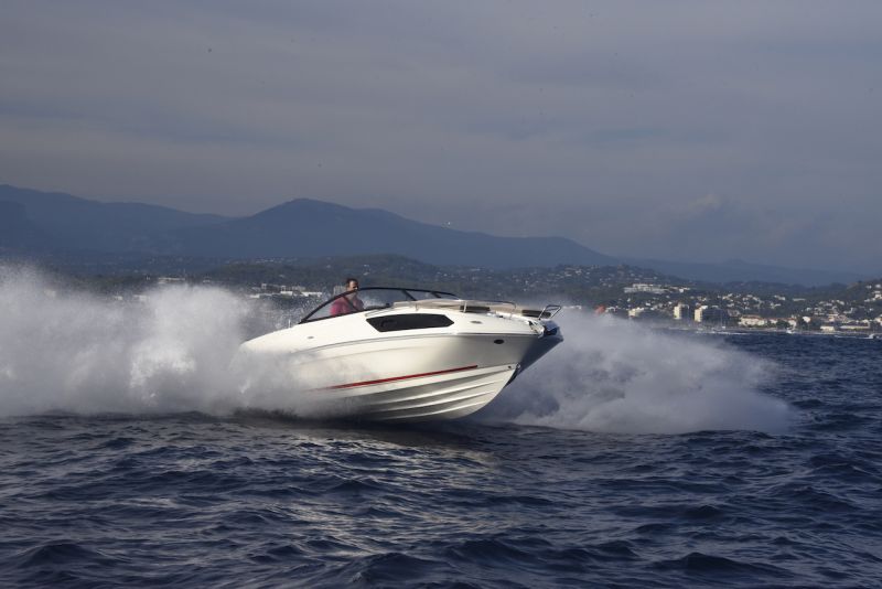 Bayliner VR6 Cuddy (2019&ndash;) &ndash; Perhedaycruiseri erillisell&auml; toiletilla ja kerross&auml;ngyll&auml; - Testi - Totalvene.fi