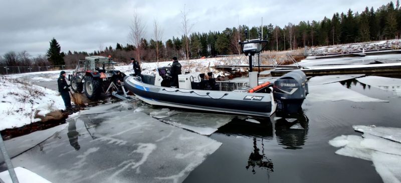 Rannat j&auml;&auml;tyv&auml;t Per&auml;merell&auml; nyt vauhdilla:  Merivartijat vetiv&auml;t avovesikauden kalustonsa yl&ouml;s Virpiniemen merivartioasemalla  - Uutinen - Totalvene.fi