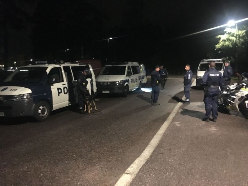 Pitk&auml;kyntinen tunkeutui veneeseen Vuosaaren Urheilukalastajien satamassa:  Teosta ep&auml;ilty saatiin nopeasti kiinni poliisin koirapartion avustuksella - Uutinen - Totalvene.fi