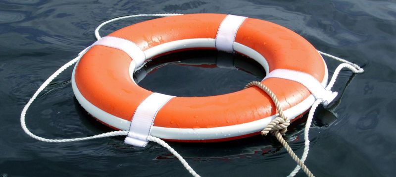 Katso yll&auml;tysk&auml;&auml;nteen saava video: Ep&auml;onninen toimittaja putoaa veteen kesken haastattelun - Uutinen - Totalvene.fi