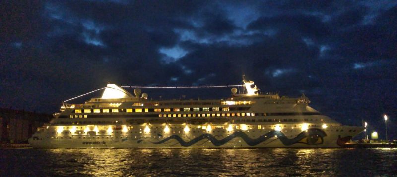 Sis&auml;&auml;ntulov&auml;yl&auml;t hiljeniv&auml;t risteilyaluksista:  Viimeisen ristelyaluksen irrottaminen satamasta on varma talven merkki - Uutinen - Totalvene.fi