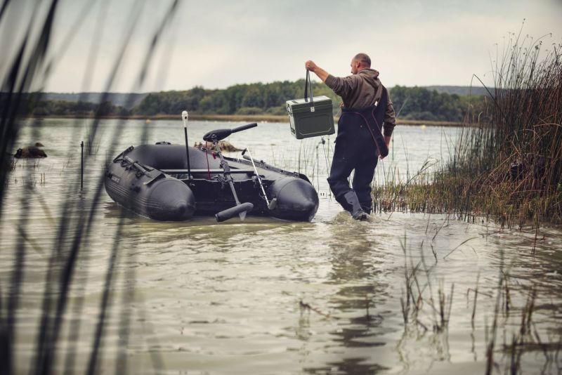 Dometic julkaisi  maastov&auml;risen mallin suositusta kylm&auml;laatikostaan &ndash; Vihre&auml; laatikko suunnattu kalastajille ja muille er&auml;henkisille - Uutinen - Totalvene.fi