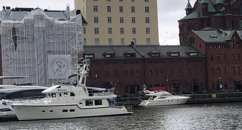 MV Dirona bongattiin Helsingiss&auml;: Maailmaa jahdillaan kiert&auml;nyt pariskunta kynt&auml;&auml; nyt it&auml;ist&auml; Suomenlahtea - Uutinen - Totalvene.fi