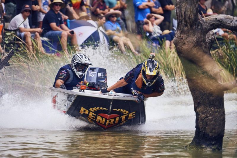 Pikkuveneell&auml; pitkin ojia ja puroja: Australiassa alumiiniveneill&auml; kiidet&auml;&auml;n satasta kaatuneiden puiden seassa &ndash; Katso video! - Uutinen - Totalvene.fi