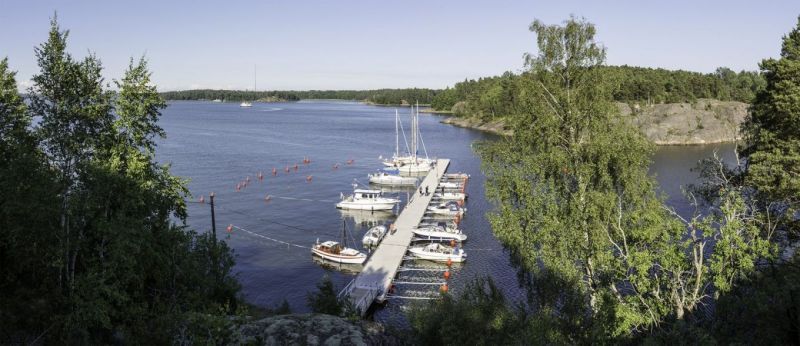 Nyt loppuu huussissa kykkiminen:  Helsingin edustan Vallisaari saa viem&auml;rin ja vesijohdon - Satamat - Totalvene.fi