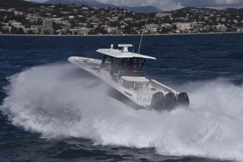 Kovaa menoa Cannesissa &ndash; 900 hevosvoimaa ja 24 sylinteri&auml; - Video - Totalvene.fi