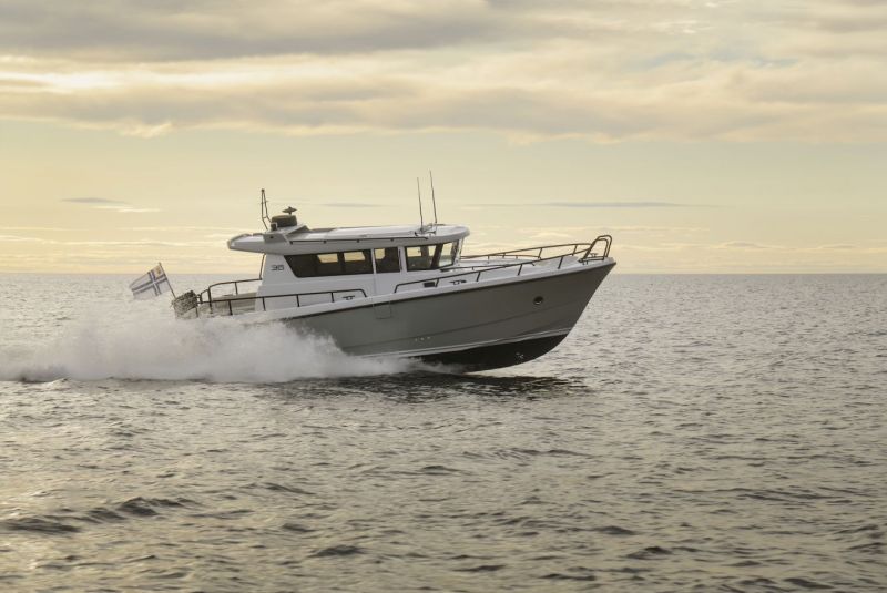 Sargo 36 (2021&ndash;) &ndash; Lippulaivan facelift - Ensiesittely - Totalvene.fi