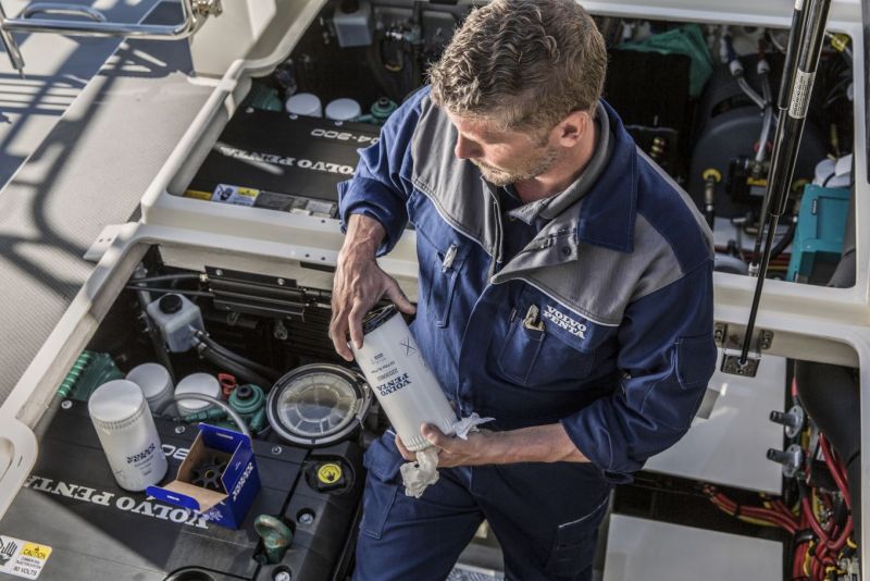 Kev&auml;tkunnostus: Sis&auml;moottorin kev&auml;thuolto &ndash; Luotettavuus luo turvallisuutta - Näin se tehdään - Totalvene.fi