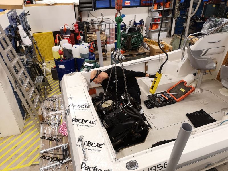 Sis&auml;per&auml;moottorin vaihto  &ndash; Tuoretta voimaa, taloudellisuutta ja ymp&auml;rist&ouml;yst&auml;v&auml;llisyytt&auml; - Näin se tehdään - Totalvene.fi