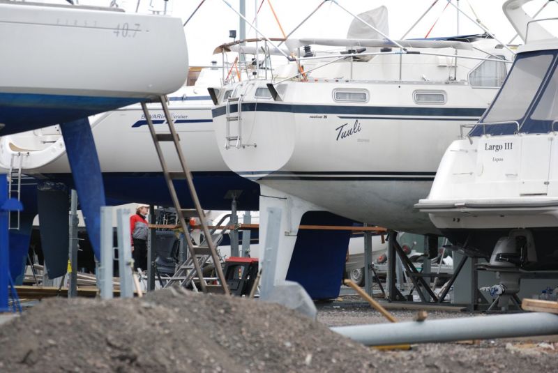 Huolimattomuus voi kostautua my&ouml;s kuivilla &ndash; Veneen nosto ja talvis&auml;ilytys kannattaa suunnitella hyvin - Näin se tehdään - Totalvene.fi