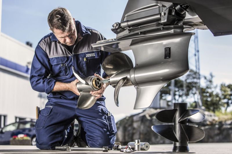 Kev&auml;tkunnostus: Vetolaitteen tarkistus &ndash; &Ouml;ljyt, palkeet ja anodit kuntoon - Näin se tehdään - Totalvene.fi