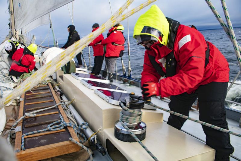 Nuoret oppivat el&auml;m&auml;nhallintaa purjehduksilla: Haku Y-s&auml;&auml;ti&ouml;n ja Suomen Purjelaivas&auml;&auml;ti&ouml;n nuorisopurjehduksille on nyt avoinna - Uutinen - Totalvene.fi