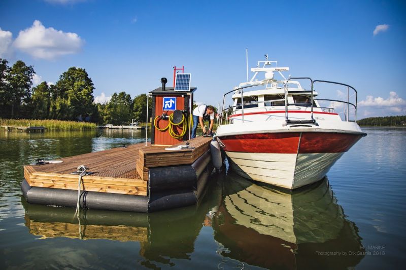 Seilin ja Asp&ouml;n uudet kelluvat imutyhjennys laitteet paikoillaan &ndash; Isoille laiturimallisille tyhjennyspisteille mahtuu kaksi venett&auml; kerrallaan - Uutinen - Totalvene.fi