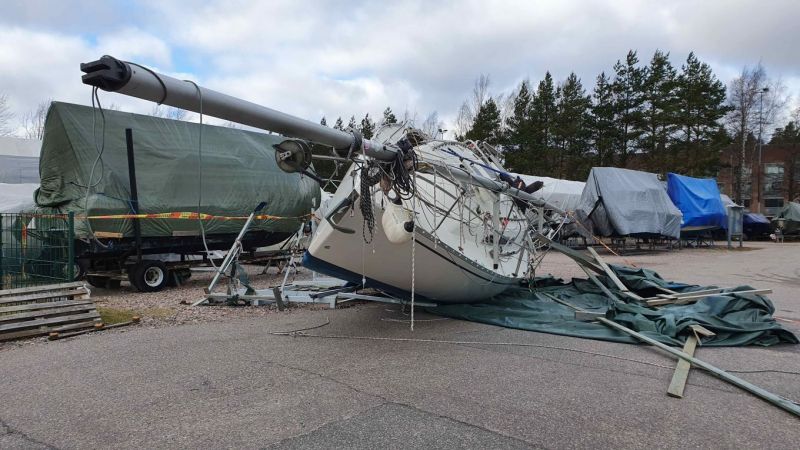 Viikonlopun myrsky niitti tuhoa veneiden talvis&auml;ilytysalueilla: Vene kaatui Helsingin Puotilassa - Uutinen - Totalvene.fi