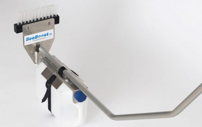Seaboostin uudistetut Powerbrush- ja DockBrush-harjat mahdollistavat eli&ouml;nestomaalittoman veneilyn: Kahvasta tehty entist&auml; ergonomisempi - Uutinen - Totalvene.fi