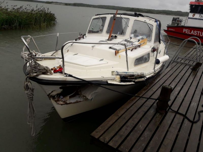 Matkavene t&ouml;rm&auml;si lossiin Naantalissa &ndash; Turmapaikalla sateinen ja tuulinen s&auml;&auml; - Uutinen - Totalvene.fi