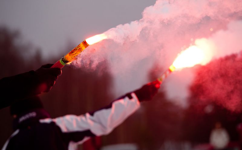 Meripelastusseurat tarjoavat mahdollisuuden kokeilla h&auml;t&auml;raketin ampumista:  Homma ei suju ilman harjoittelua - Uutinen - Totalvene.fi
