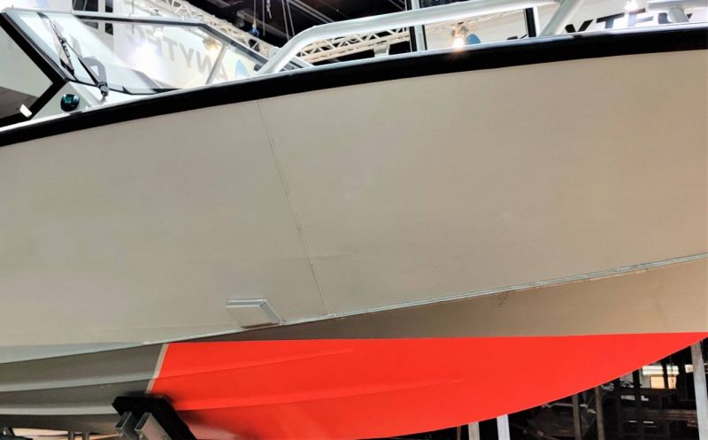 Neonv&auml;ri&auml; veneen pohjaan:  Uusi maali lis&auml;&auml; liukuvan veneen n&auml;kyvyytt&auml; vesill&auml; - Uutinen - Totalvene.fi