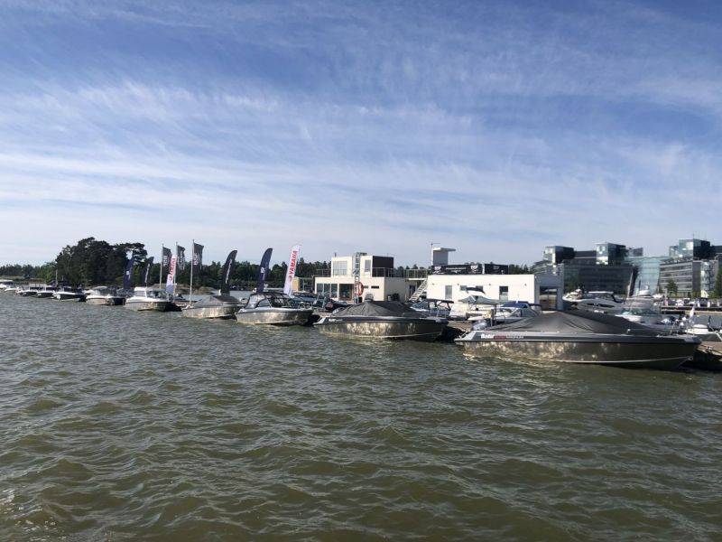 Keilalahdessa vietet&auml;&auml;n avajaisia &ndash; Suomen suurin veneiden koeajo- ja myyntikeskus avattu - Uutinen - Totalvene.fi