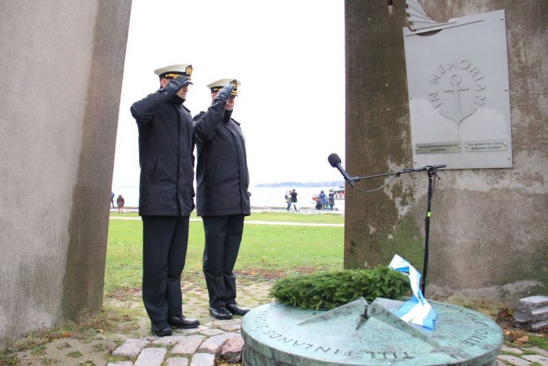 Pyh&auml;inp&auml;iv&auml;n&auml; kunnioitetaan menehtyneiden merenkulkijoiden muistoa &ndash; Helsingiss&auml; meripelastusalusten paraati ja merenkulkuj&auml;rjest&ouml;jen kunniak&auml;ynti merenkulkijoiden muistomerkill&auml; - Uutinen - Totalvene.fi