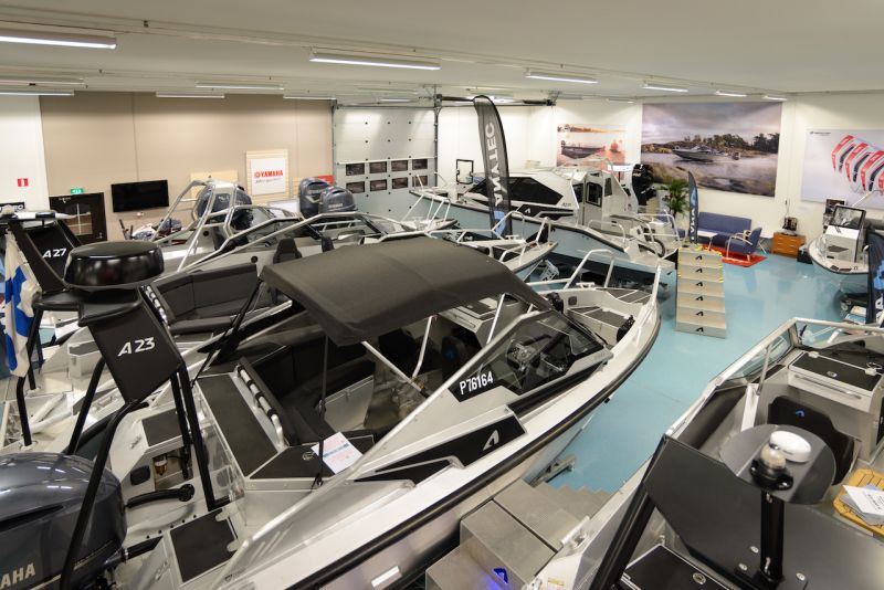 Anytec-n&auml;yttely Hangossa &ndash; Hangon Auto- ja Venetalon myym&auml;l&auml;ss&auml; on esill&auml; l&auml;hes kaikki Anytec-mallit - Uutinen - Totalvene.fi