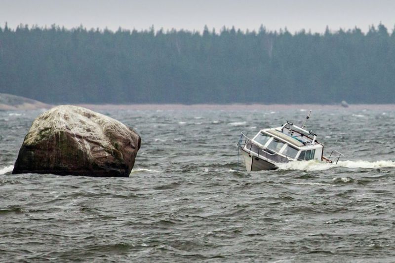 Kotkan karilleajon syyn&auml; pime&auml;ss&auml; pitk&auml;ksi mennyt k&auml;&auml;nn&ouml;s Riski uppoamisesta ja p&auml;ihtyneiden joutumisesta kylm&auml;&auml;n veteen - Uutinen - Totalvene.fi