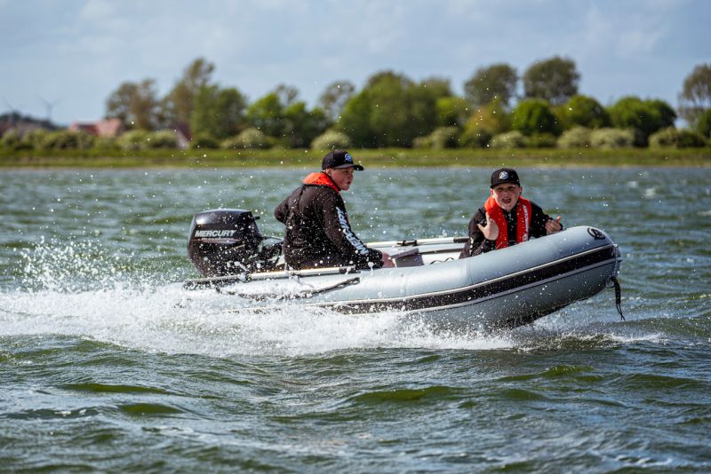 SPV:n lasten veneilykoulu -konsepti laajentuu moottoriveneilyyn &ndash; RaceWKND! ja Mercury Marine k&auml;ynnist&auml;v&auml;t Lasten veneilykoulun - Uutinen - Totalvene.fi