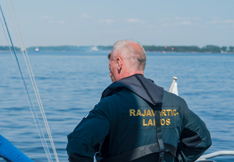 Iso vene ohitti ik&auml;vin seurauksin &ndash; pieni pulpettivene kaatui per&auml;aalloista Turun Uittamossa - Uutinen - Totalvene.fi