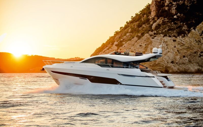 Fairline Phantom 65 (2023&ndash;) &ndash; Poikkeuksellisen iso sportbridge - Ensiesittely - Totalvene.fi