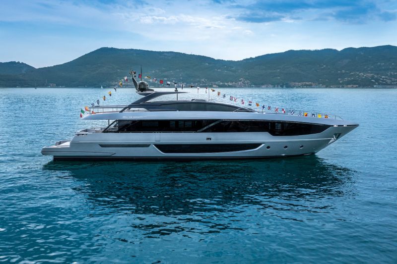 Riva 102 Corsaro Super (2022&ndash;) &ndash; Yli 100 jalkaa Rivaa - Ensiesittely - Totalvene.fi