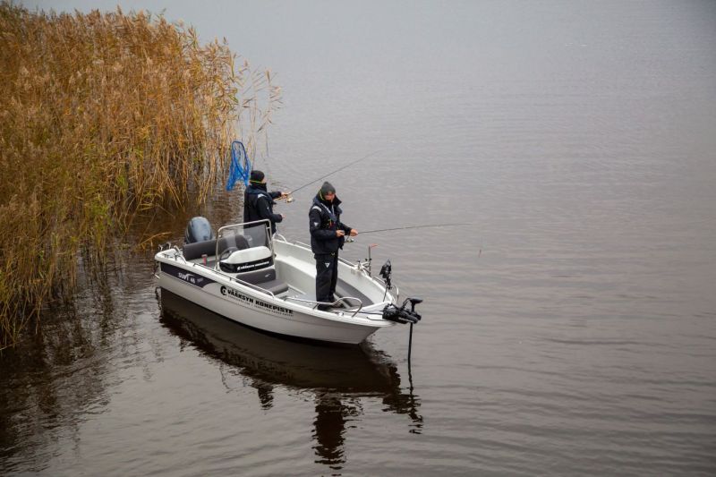 Suvi 46 Fisher (2023&ndash;) &ndash; Monik&auml;ytt&ouml;inen m&ouml;kkiveneuutuus - Ensiesittely - Totalvene.fi