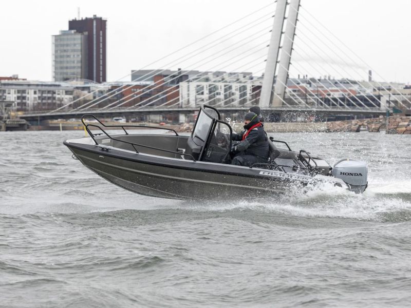 Faster 495 XC (2022&ndash;) &ndash; Keskipulpetti sai laitaovet - Kokeilu - Totalvene.fi