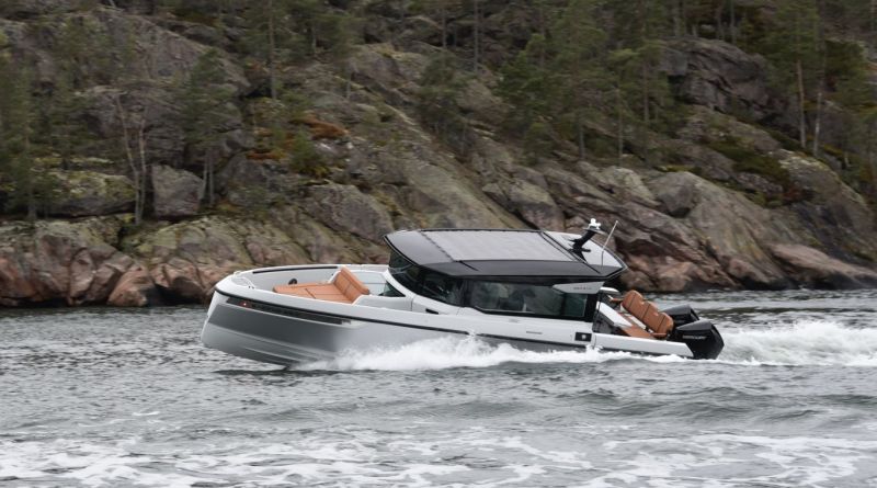 Saxdor 320 GTC (2022&ndash;) &ndash; Kuuma koppivene - Testi - Totalvene.fi