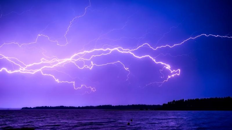 Kohta jyrisee - Ukkosrintama pyyhk&auml;isee l&auml;ntisten merialueiden ylitse lauantaina - Uutinen - Totalvene.fi