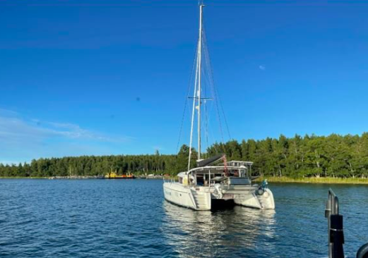 Erikoinen pelastusteht&auml;v&auml; &ndash; Katamaraani kolahti lossiin  - Uutinen - Totalvene.fi