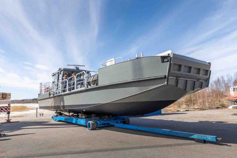 Puolustusvoimille uutta huoltokalustoa &ndash; Merivoimien ensimm&auml;inen Kewatec Work 1920 p&auml;&auml;si veteen - Uutinen - Totalvene.fi