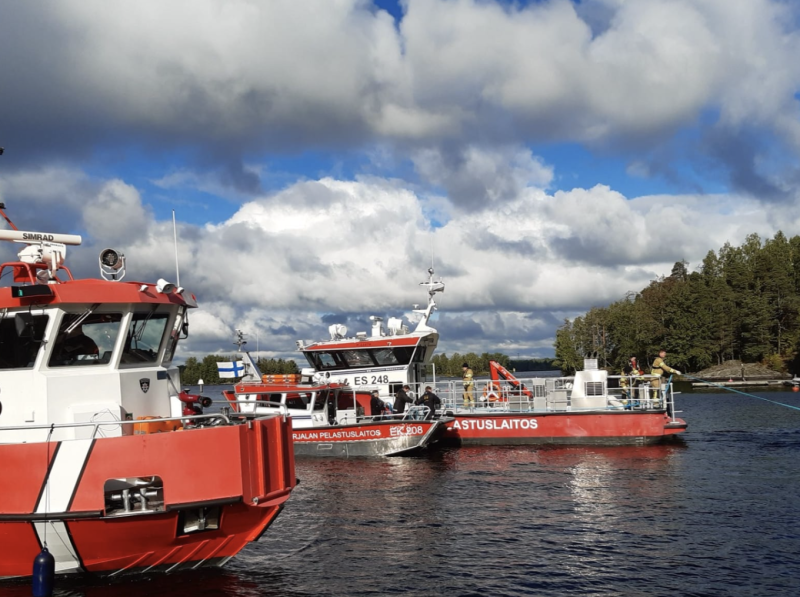 Etel&auml;-Karjalan pelastuslaitos saapui nopeasti paikalle - Kymmenmetrinen vene ajoi kiville Lappeenrannan edustalla - Uutinen - Totalvene.fi