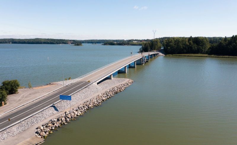 Lillholmenin l&auml;pp&auml;silta luovutettiin tilaajalle &ndash; Siltaurakka valmistui helpottamaan veneily&auml; Paraisilla - Uutinen - Totalvene.fi