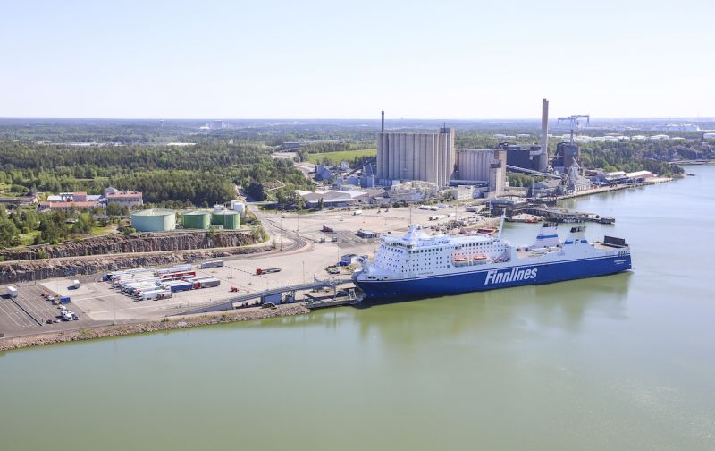 Naantalin satamaan Hitachi Energyn maas&auml;hk&ouml;ratkaisu &ndash;Maas&auml;hk&ouml;j&auml;rjestelm&auml;n ansiosta alukset voivat sammuttaa dieselk&auml;ytt&ouml;iset apukoneet satamassa k&auml;ynnin ajaksi - Uutinen - Totalvene.fi