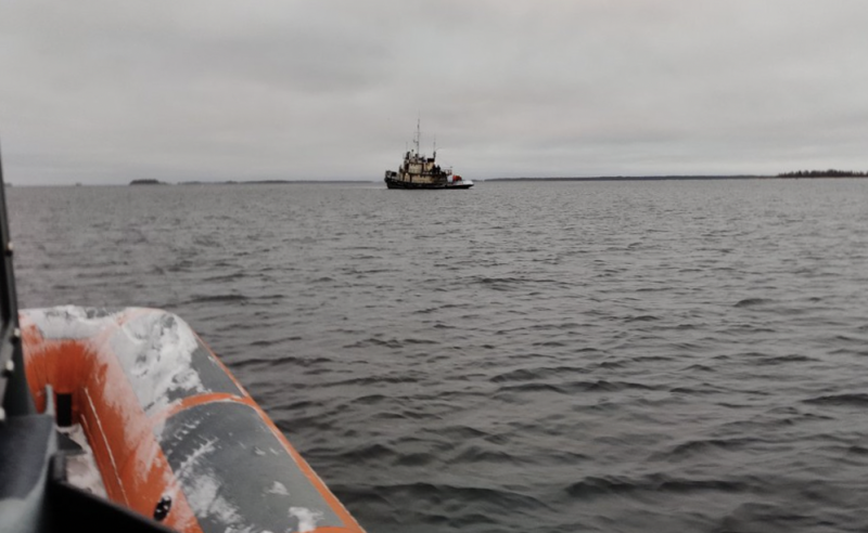 Talvinen pelastusoperaatio &ndash; Alus jumiutui hiekkas&auml;rk&auml;lle Oulun edustalla  - Uutinen - Totalvene.fi