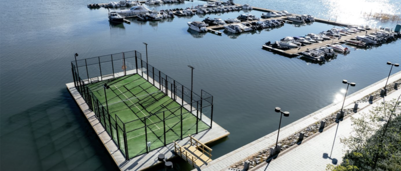 Suomen ensimm&auml;inen kelluva padelkentt&auml; &ndash; Veneell&auml; padelia pelaamaan - Uutinen - Totalvene.fi