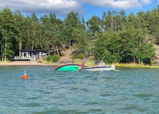 Kolme ihmist&auml; joutui veden varaan &ndash; Perinnepurjevene kaatui kilpailussa Kustavissa  - Uutinen - Totalvene.fi