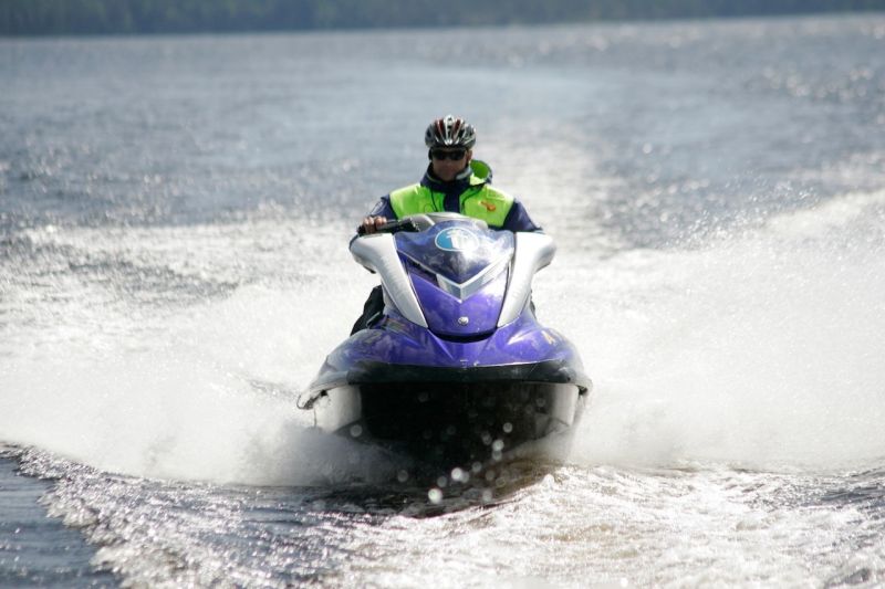 Poliisi valvoo kes&auml;n vesiliikennett&auml;  &ndash; Huomiota kiinnitet&auml;&auml;n etenkin vesiliikenteen s&auml;&auml;nt&ouml;jen ja hyv&auml;n merimiestavan noudattamiseen - Uutinen - Totalvene.fi