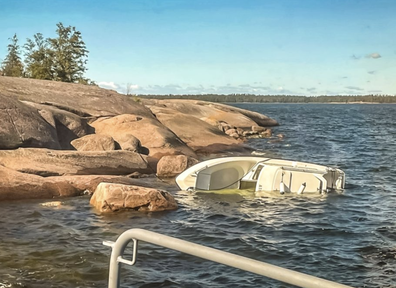 Telttaretki p&auml;&auml;ttyi ik&auml;v&auml;sti - Retkeilij&ouml;iden vene upposi Porvoon saaristossa - Uutinen - Totalvene.fi