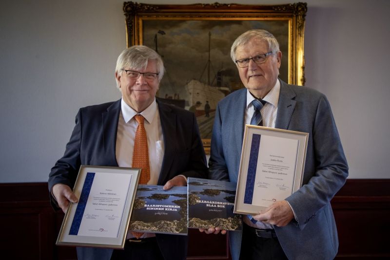 Ensimm&auml;inen Sakari Alhopuro -palkinto Saaristomeren suojelijoille &ndash; Tunnustus my&ouml;nnettiin professori Kalervo V&auml;&auml;n&auml;selle ja saaristoluontokuvaaja Jaakko Ruolalle - Uutinen - Totalvene.fi