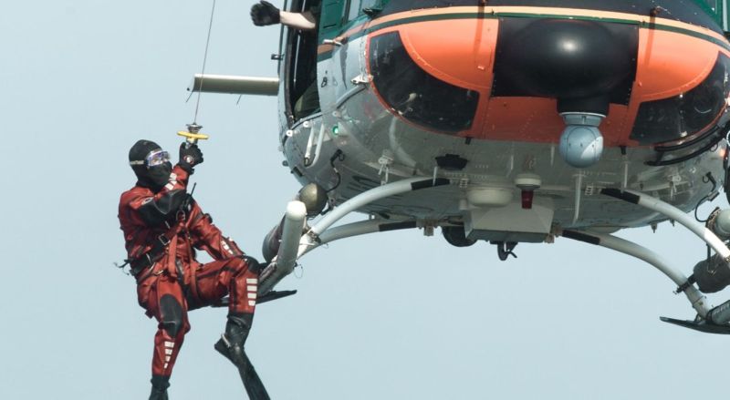 Poliisi tutkii mahdollista vesiliikennejuopumusta &ndash; Helikopterista laskettu pintapelastaja nosti mereen pudonneen Sipoossa - Uutinen - Totalvene.fi